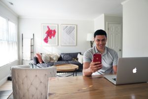 mężczyzna pracujący przy laptopie