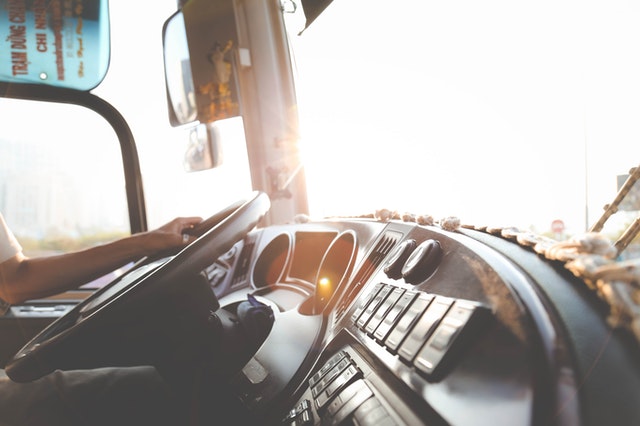 Jak przebiega transport mebli w branży meblarskiej?