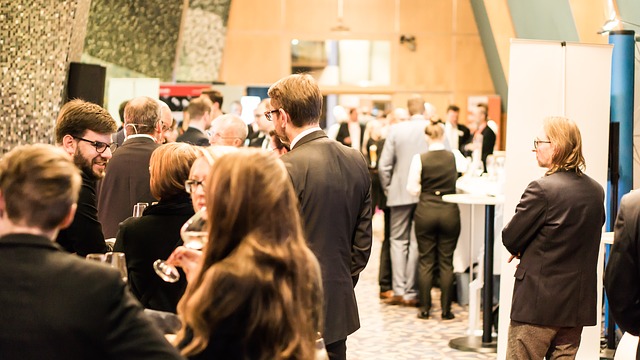 Hostessy na targach, konferencjach – czym się zajmują, na czym polega ich praca?
