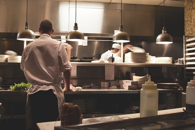 Ręczniki papierowe czy ręczniki centralnego dozowania? Jakie ręczniki do gastronomii?