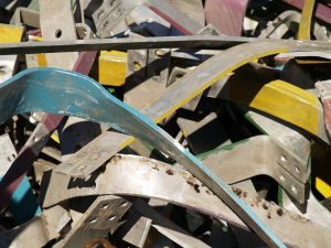 Sterta metalowych elementów aluminiowych przygotowanych do recyklingu.