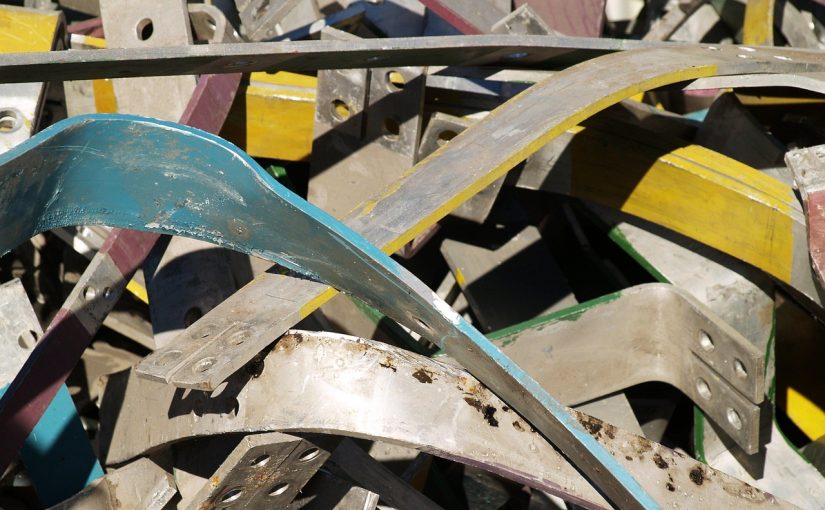 Sterta metalowych elementów aluminiowych przygotowanych do recyklingu.
